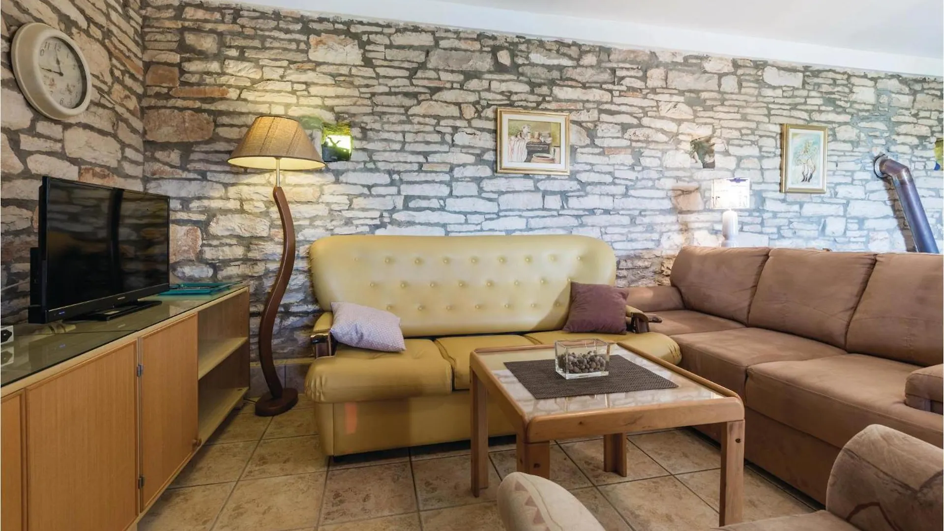 2 Bedroom Gorgeous Home In בוג'ה